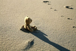 lonely-teddy-bear-lost-lonely-sad-on-the-beach-pictures-for-facebook ...