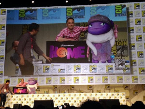 Jim Parsons and Boov character Oh at #SDCC Dreamworks Animation panel ...