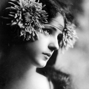 1900s beauty Evelyn Nesbit with a Chrysanthemum headband