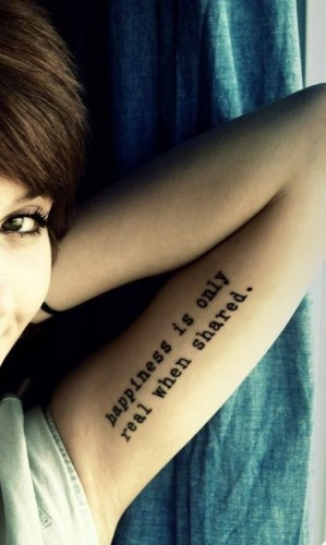 Tatuaje con una frase sobre la felicidad (y muy sabia): Happiness is ...