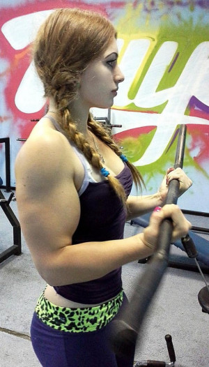 Female Russian Powerlifter Has a Face Like a Doll