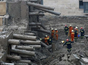 Apartment building fell down in China (12 pics)