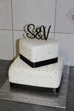 Black and White Two Tier Wedding Cake image pic hd wallpaper