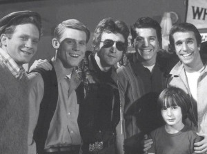 Filho de John Lennon divulga foto inédita do pai com elenco de 