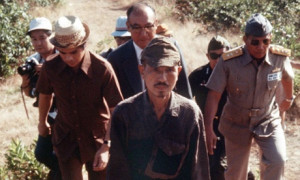 Hiroo Onoda walks out of the Philippine jungle to surrender in 1974 ...