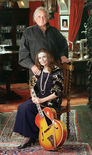 Johnny Cash e June Carter fotografati nella loro casa di ...