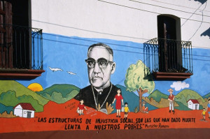 Mural del Siervo de Dios en una calle de El Salvador con una cita suya ...