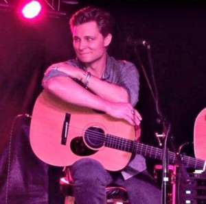 Country Star Frankie Ballard Charms Us With His 
