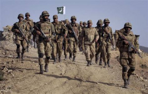 Left - Pakistani Army troops Right - Pakistani troops walk through the ...