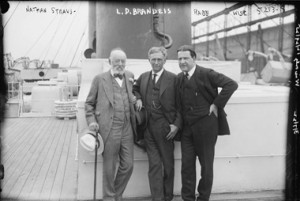 Louis Brandeis, flanked by Rabbi Stephen Samuel Wise, founding ...