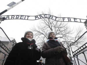 Auschwitz survivors mark liberation anniversary
