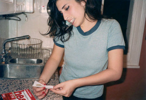 amy, amy winehouse, drugs, girl, kitchen - inspiring picture on Favim ...