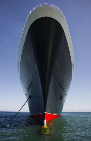 image of the Queen Mary 2 and it's captainLike A Boss, Queens Mary ...