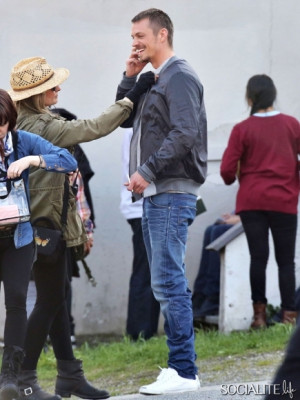 Joel Kinnaman Goofs Off On Set With Mireille Enos06 400x300 jpg