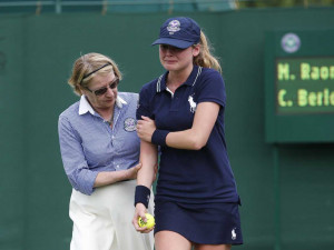 wimbledon-ball-girl-leaves-court-in-tears-after-getting-hit-in-the-arm ...