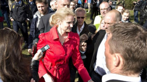 Helle Thorning Schmidt Her Eskorteres Statsministeren Væk Kort Efter ...