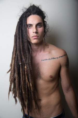 Samuel Larsen cheveux longs