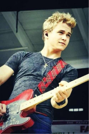 Hunter Hayes, baby. Hunter Hayes. If only he didn't look 12! Hurry up ...