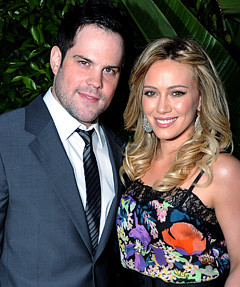 1329162191_mike-comrie-hilary-duff-240
