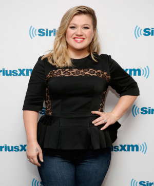 Kelly Clarkson Handles Twitter Hater Who Called Her Fat Perfectly