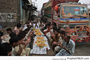 Pakistani Truck Drivers at Iftar in Lahore, Pakistan (Ramadan 2012 ...