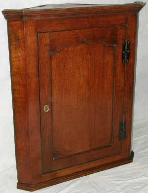 oak corner cupboard circa 1780 of nicely figured quarter sawn oak