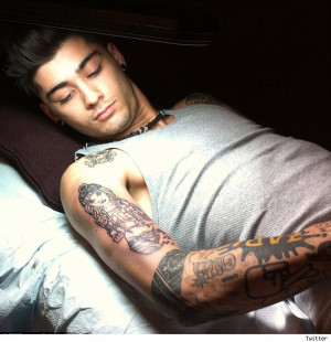 One Direction: Zayn Malik si fa il tatuaggio di Perrie Edwards delle ...