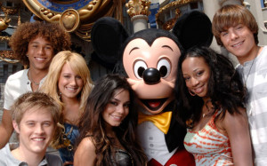 elenco de High School Musical com o Mickey, no Magic Kingdom (Foto ...