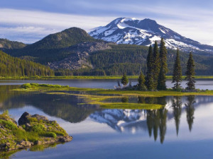 Lindo lago rodeado de grandes y hermosos bosques , adornados por ...