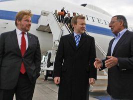 ... Jonathan Coleman (center) and U.S. Ambassador to New Zealand David