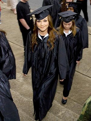 Gretchen Wilson dons cap and gown, walks the walk