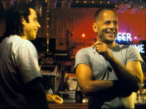 John Travolta e Bruce Willis no filme Pulp Fiction