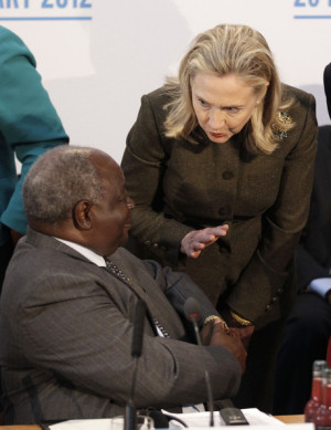 Mwai Kibaki US Secretary of State Hilary Rodham Clinton talks to