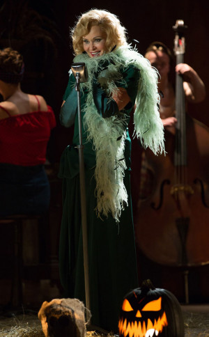 ... Lange Sings Lana Del Rey in Spooky 'American Horror Story' Clip