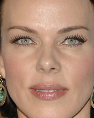 Debi Mazar smiling pretty headshot 139462