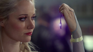 Once Upon a Time 4x09 Fall - Elsa holding out Anna's necklace