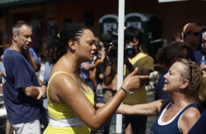 Sondra Fifer (C) confronts demonstrators supporting Ferguson Police ...