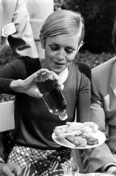 Twiggy Eating Fish and Chips in 1967! Great Photo! More