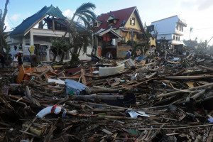 Escombros e casas destruídas na cidade de Palo, Filipinas, após ...