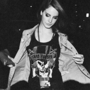 Lana Del Ray in Amplified x GnR ‘Deaths Head’ Tee