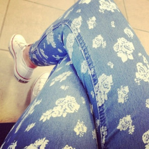 jeans floral blue white flowers skinny jeans style converse white ...