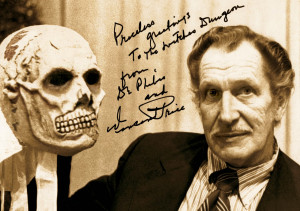 Vincent Price posando con la máscara del Dr. Phibes