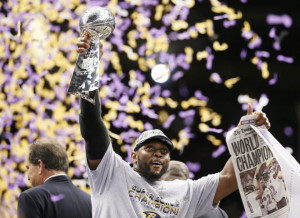 Ray Lewis holds up the Vince Lombardi Trophy after his team defeated ...