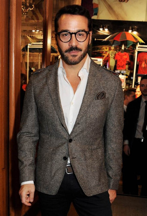 Jeremy Piven looking sharp.