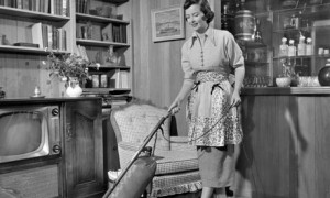 Apron-housewife-vacuuming-007.jpg