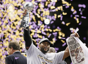 Baltimore Ravens inside linebacker Ray Lewis holds up the Vince ...