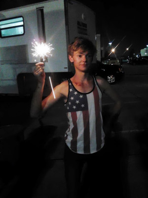 thomas brodie sangster gets in touch with his inner american during ...