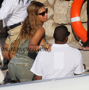 Thread: BEYONCE NIP SLIPPED OUT ON THE YACHT!! YES!!