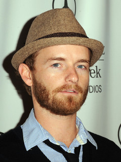Christopher Masterson dated Laura Prepon - Christopher Masterson ...