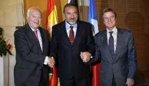 Foreign Minister Avigdor Lieberman shaking hands with French and ...